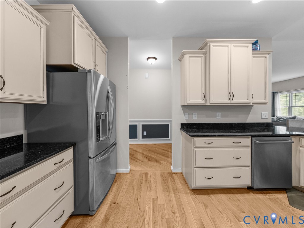 10824 Avening Road Chesterfield, VA 23832 - Photo 13 of 47 a kitchen with stainless steel appliances granite countertop a refrigerator and a stove top oven