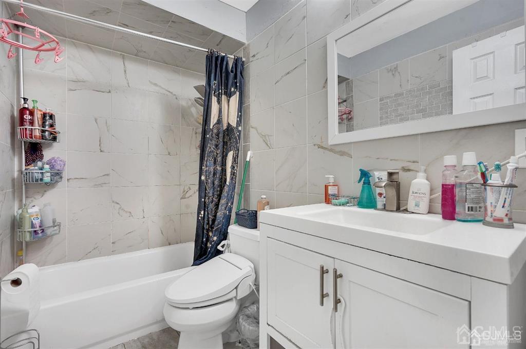141 Winthrop Road Edison, NJ 08817 - Photo 22 of 30 a bathroom with a sink a toilet and a bathtub
