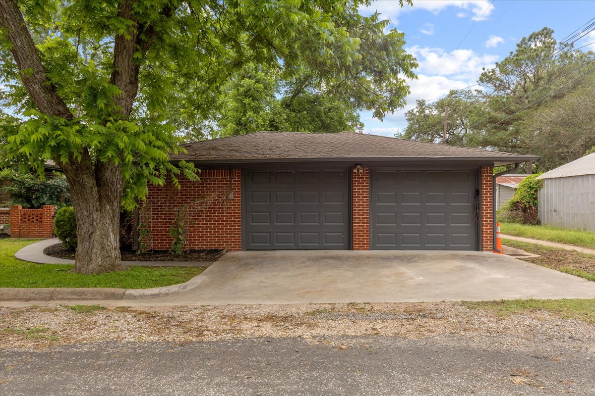 607 Short Street Smithville, TX 78957 - Photo 3 of 31 Detatched Garage