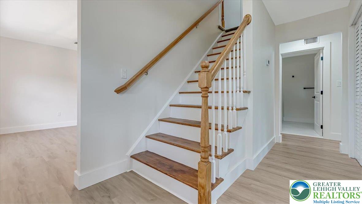 960 Yorkshire Road Bethlehem, PA 18017 - Photo 4 of 47 Gallery Image 4
