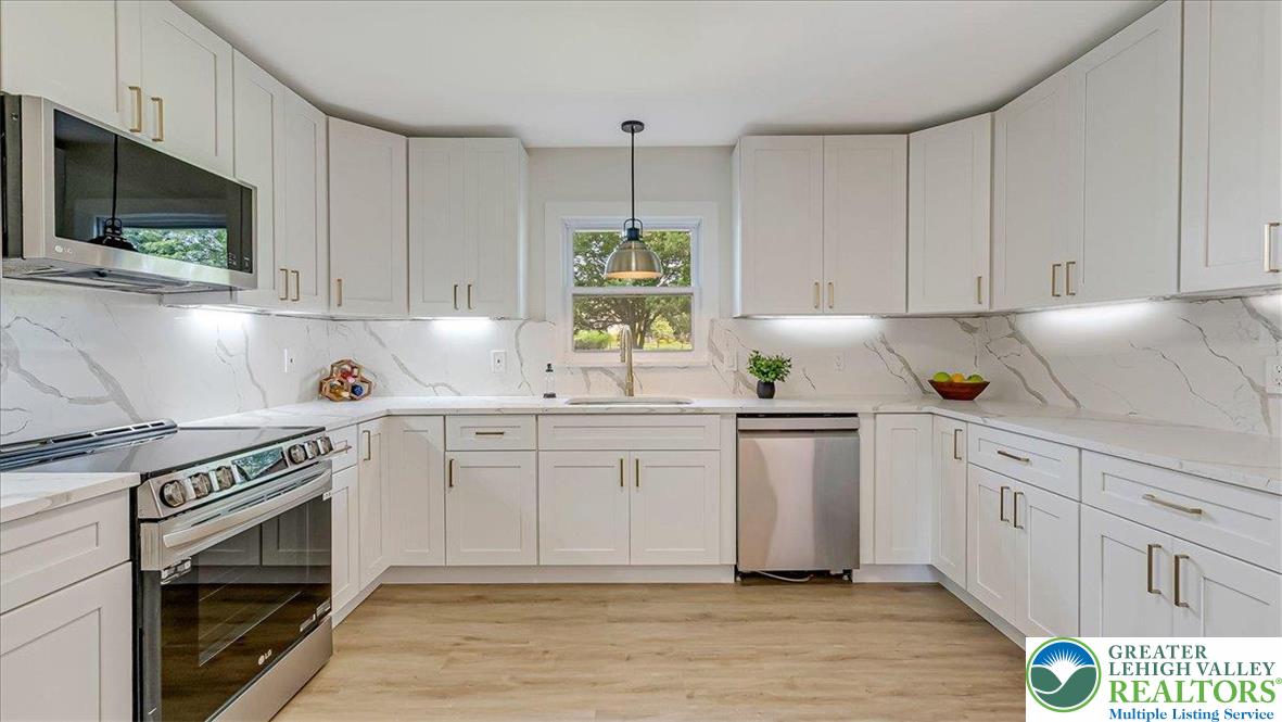 960 Yorkshire Road Bethlehem, PA 18017 - Photo 5 of 47 Gallery Image 5