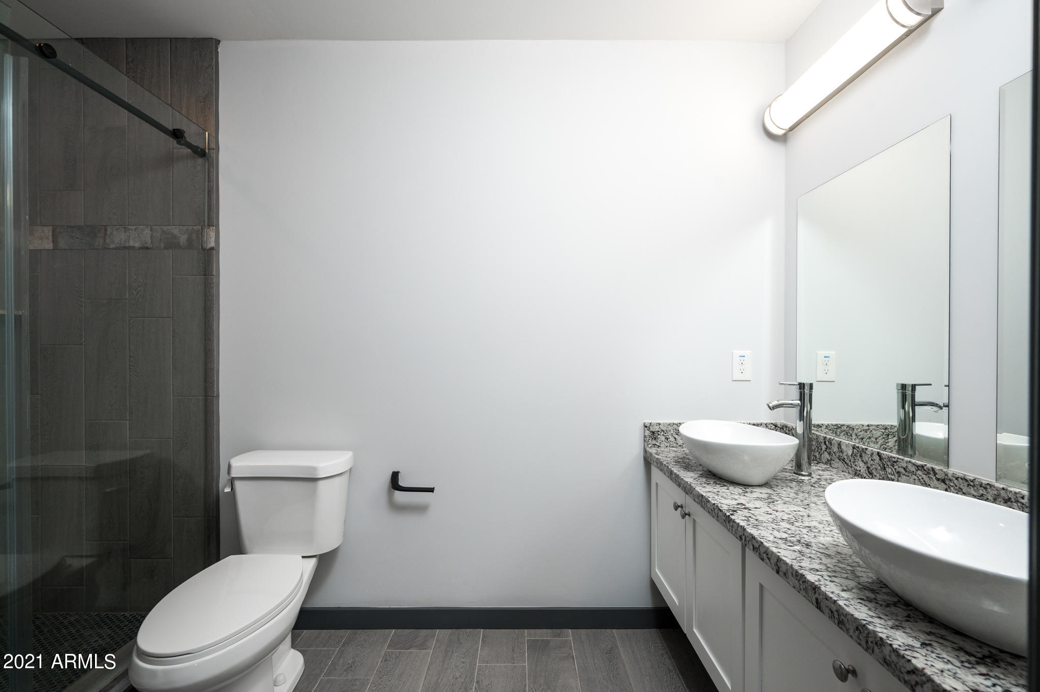 2548 East Roeser Road Phoenix, AZ 85040 - Photo 15 of 26 Master Bathroom