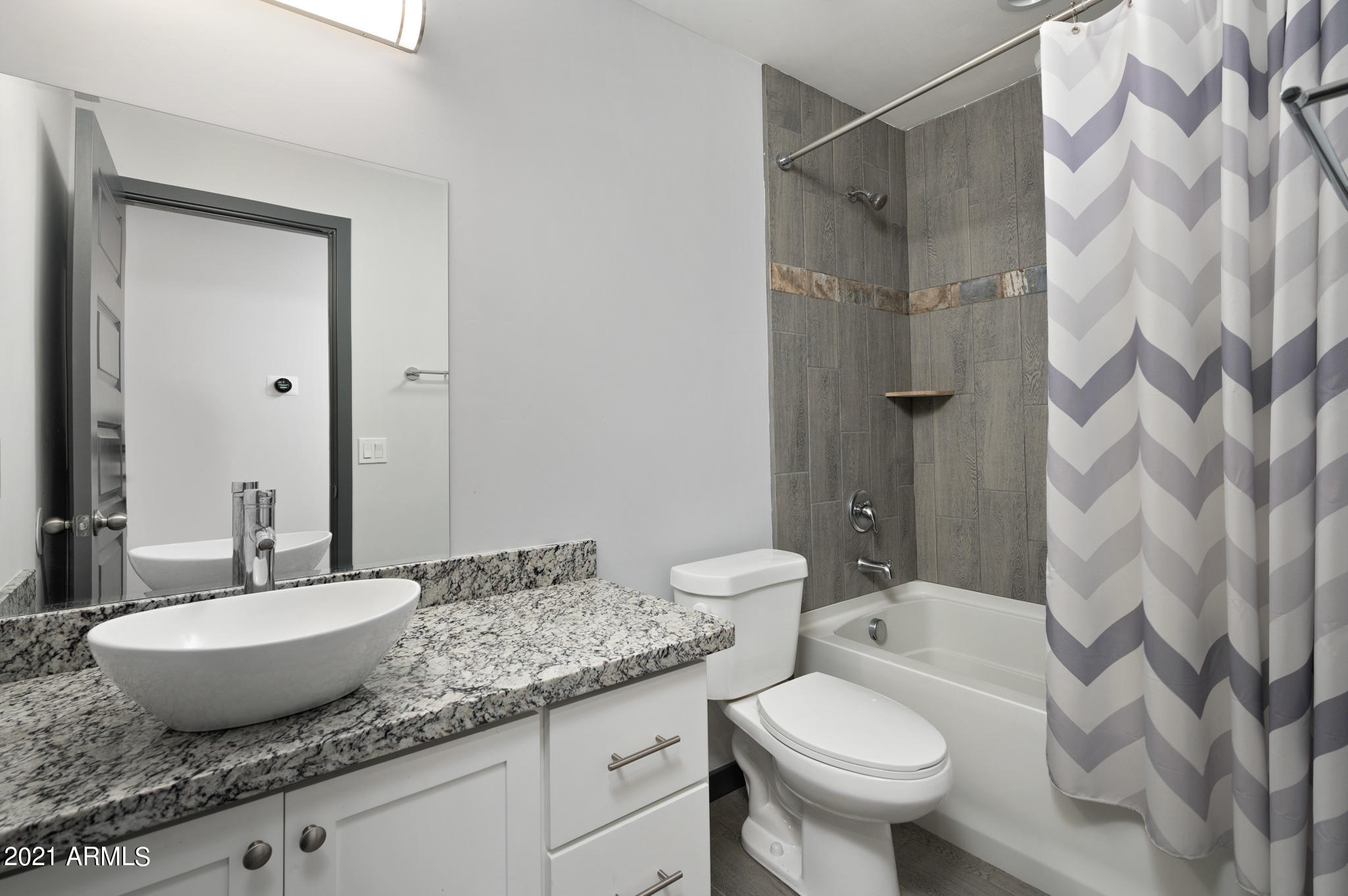 2548 East Roeser Road Phoenix, AZ 85040 - Photo 19 of 26 Guest/Hall Bathroom