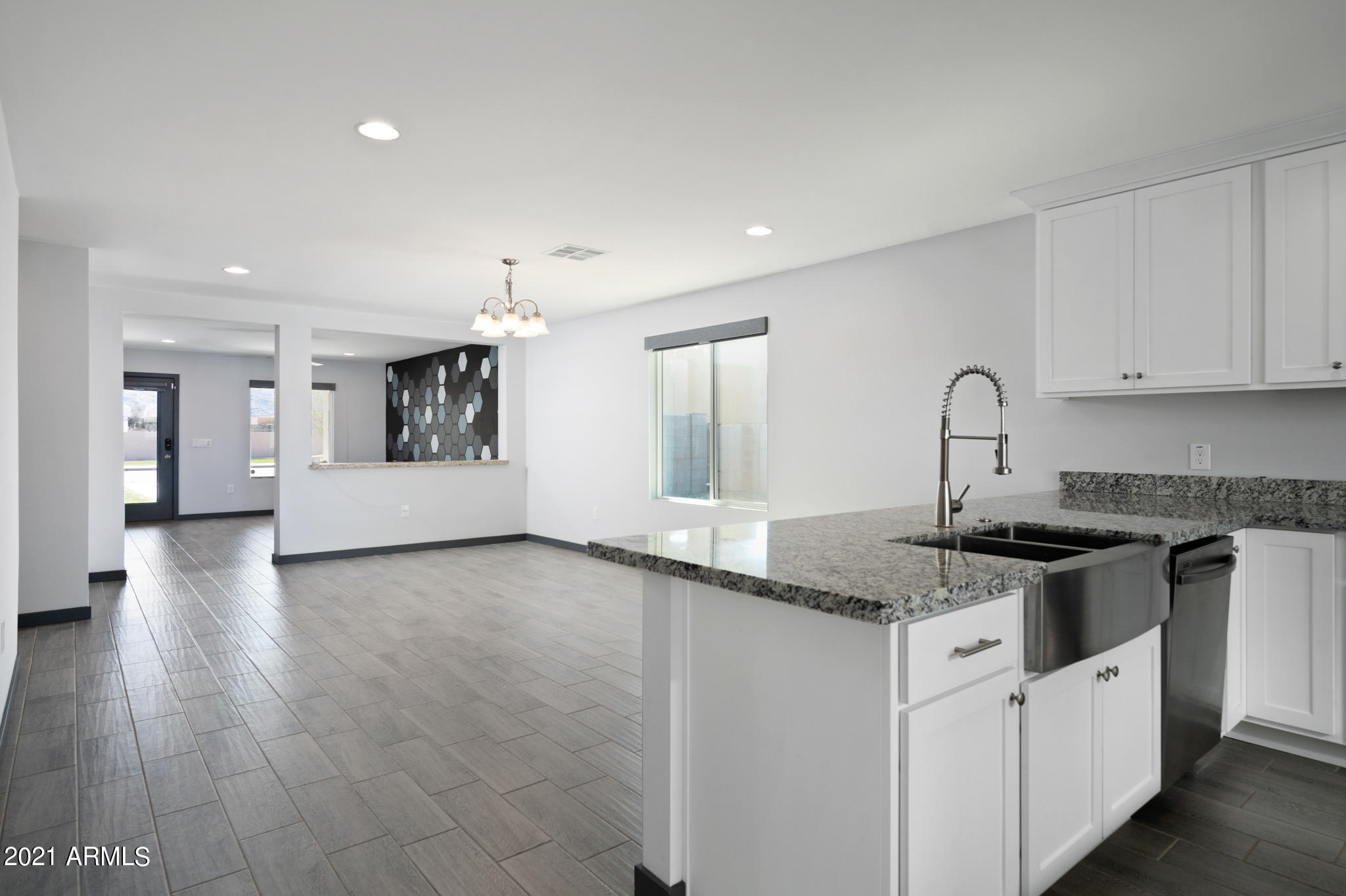 2548 East Roeser Road Phoenix, AZ 85040 - Photo 8 of 26 Dining Room/Kitchen