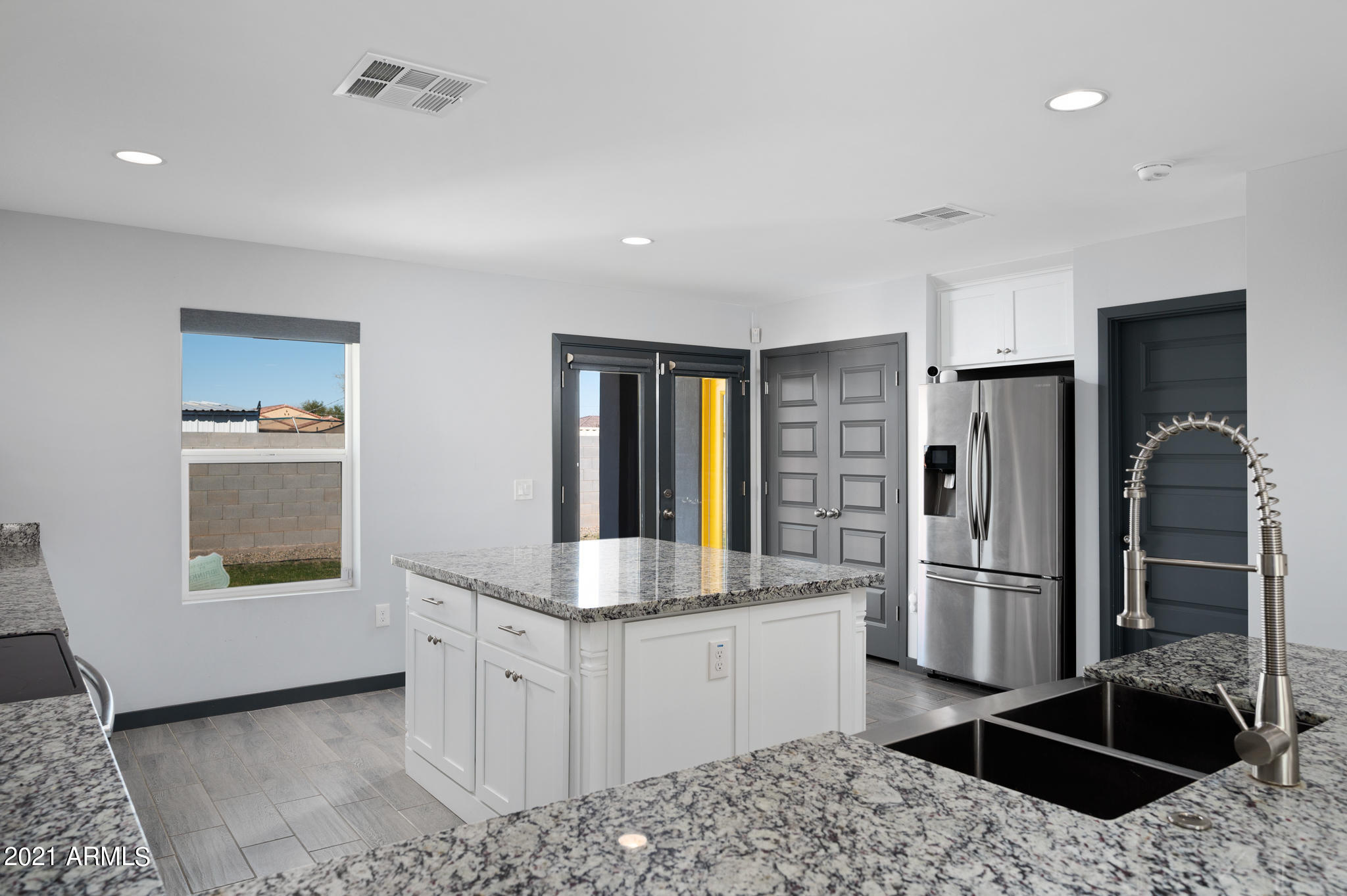 2548 East Roeser Road Phoenix, AZ 85040 - Photo 9 of 26 Kitchen