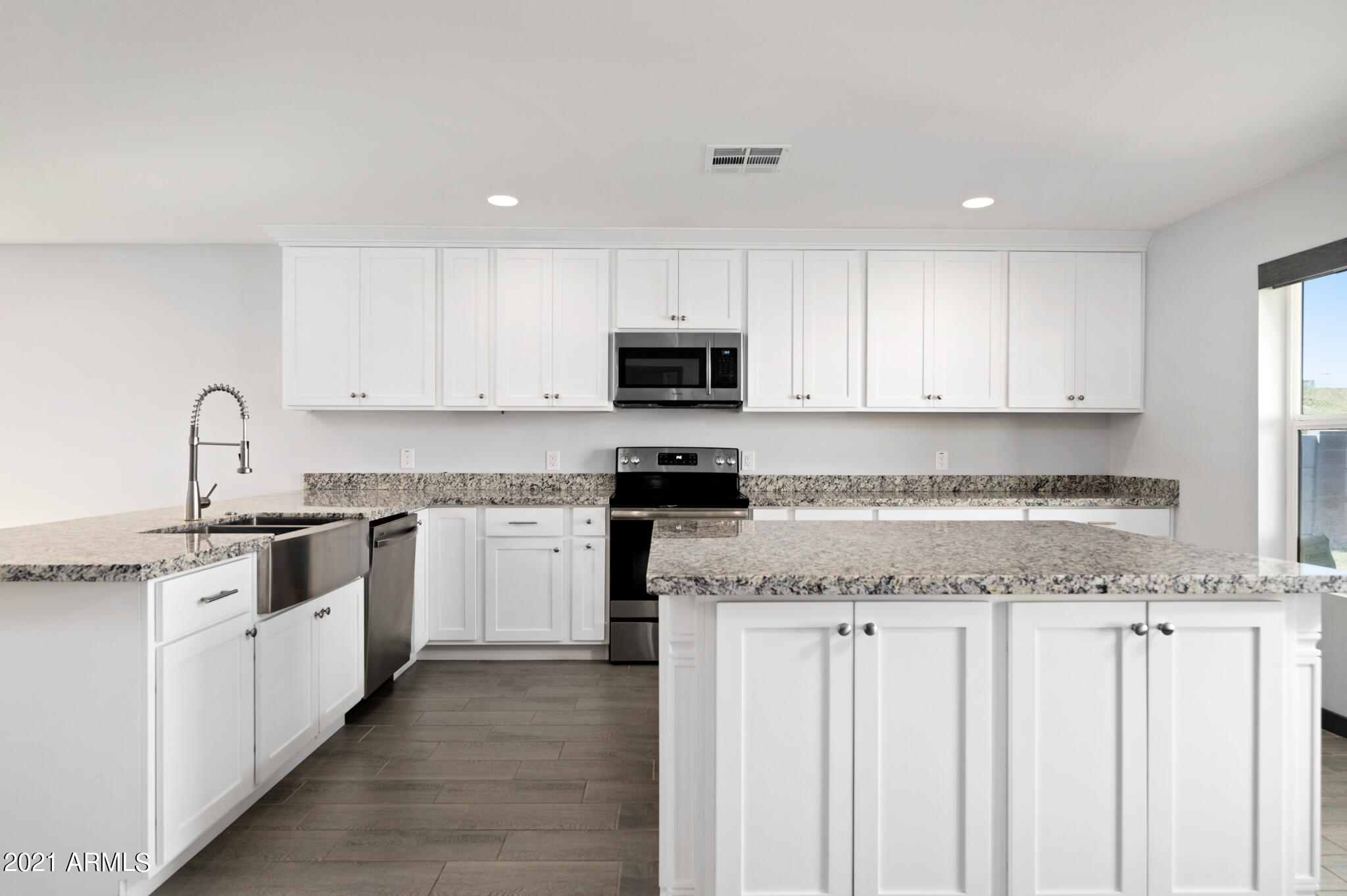 2548 East Roeser Road Phoenix, AZ 85040 - Photo 10 of 26 Kitchen