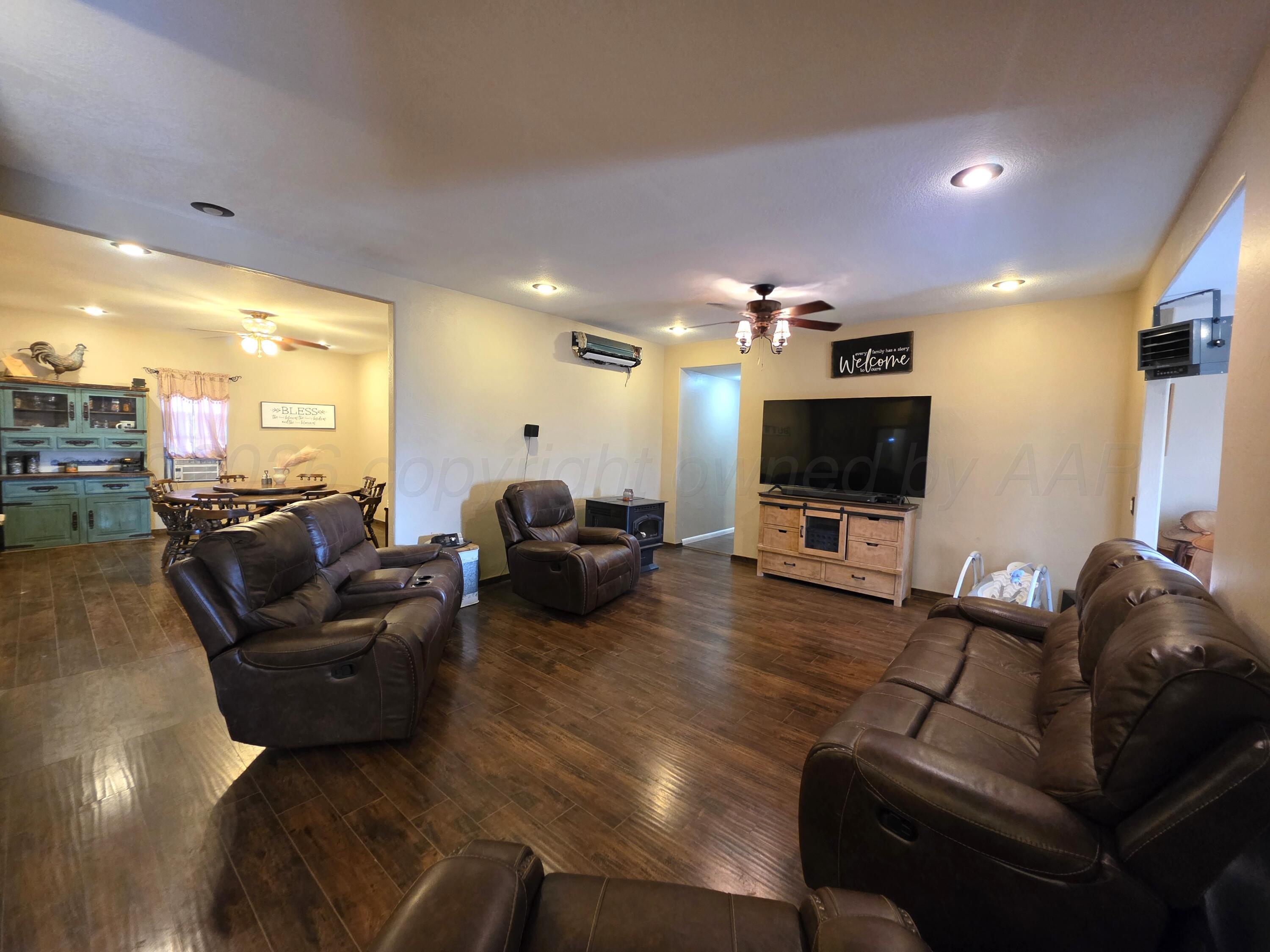 115 5th Street Mobeetie, TX 79061 - Photo 4 of 28 Living Room