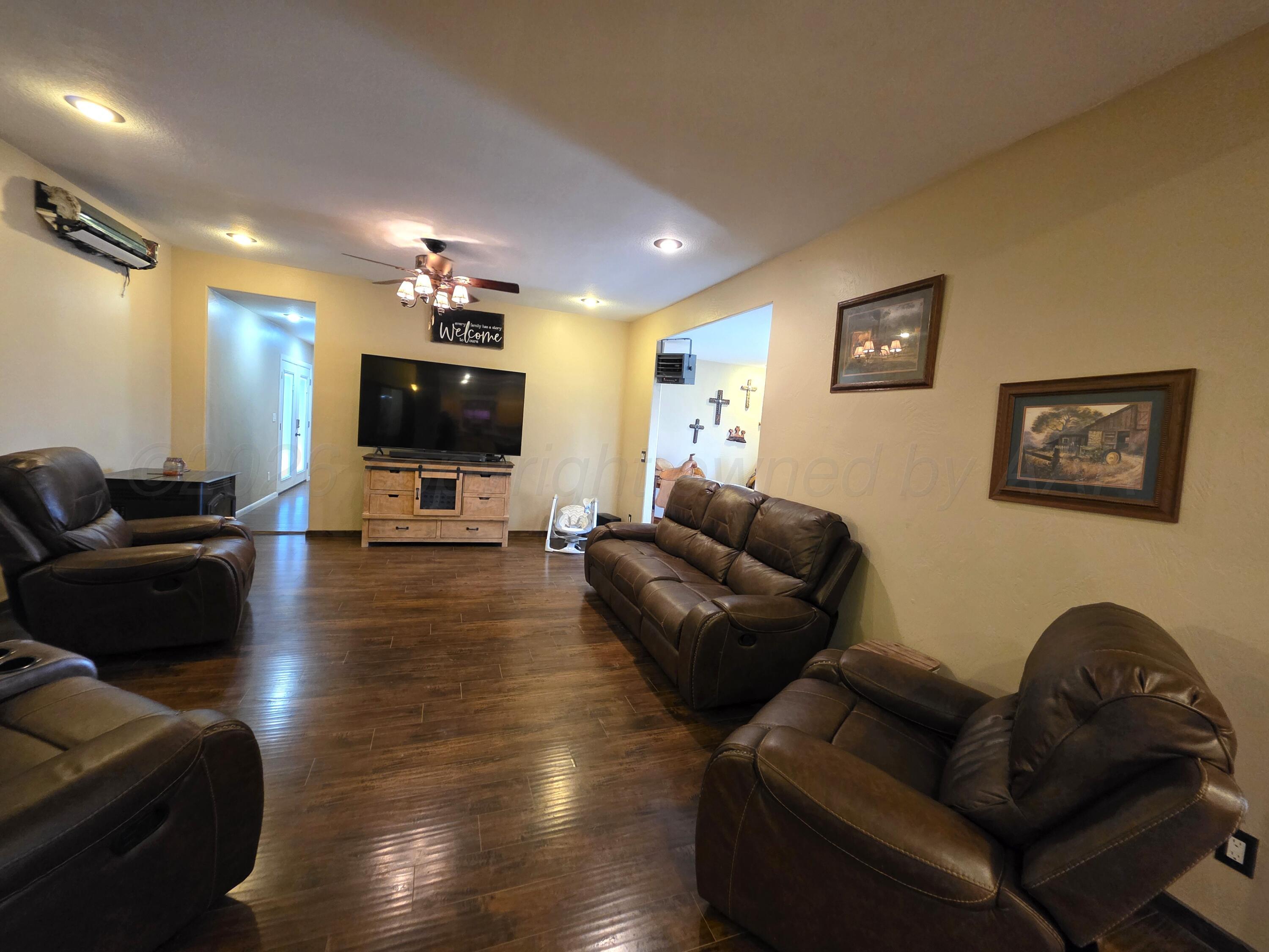 115 5th Street Mobeetie, TX 79061 - Photo 5 of 28 Living Room