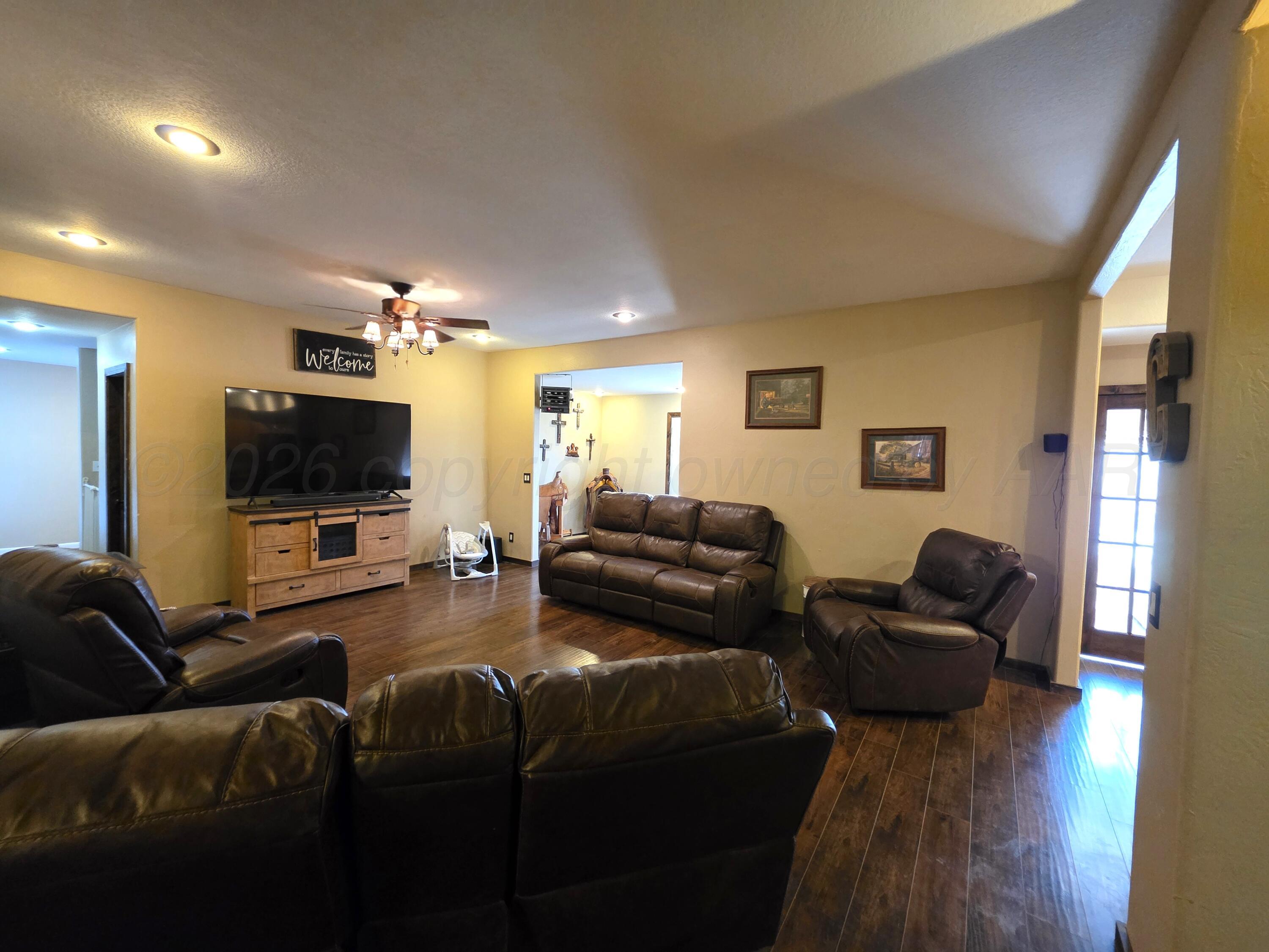 115 5th Street Mobeetie, TX 79061 - Photo 6 of 28 Living Room