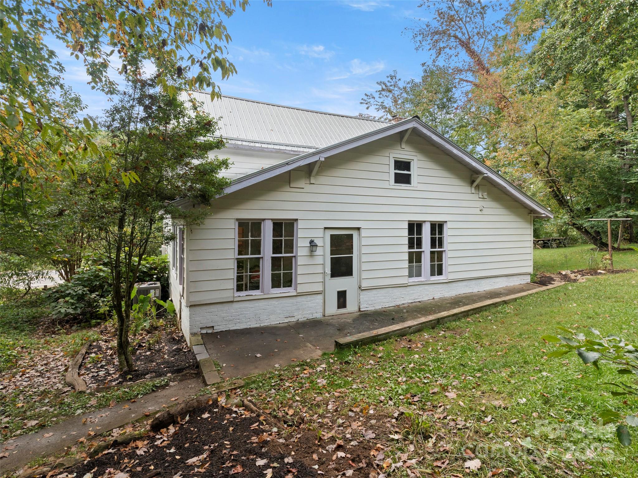 27 Barkn Cove Canton, NC 28716 - Photo 23 of 32 a view of a house with a yard