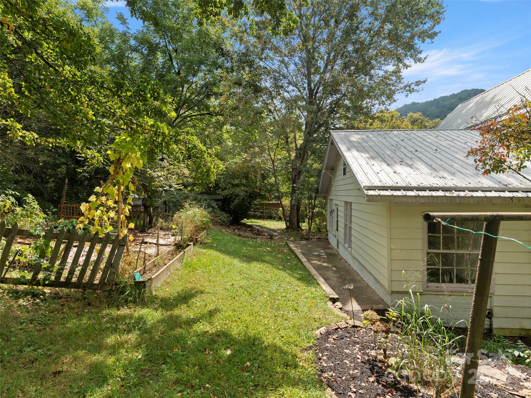 27 Barkn Cove Canton, NC 28716 - Photo 27 of 32 a view of backyard of house