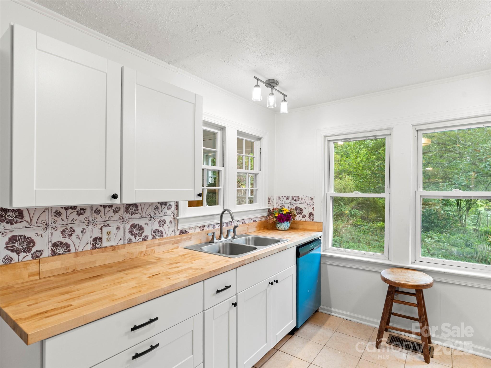 27 Barkn Cove Canton, NC 28716 - Photo 8 of 32 a bathroom with a sink large mirror and a bathtub
