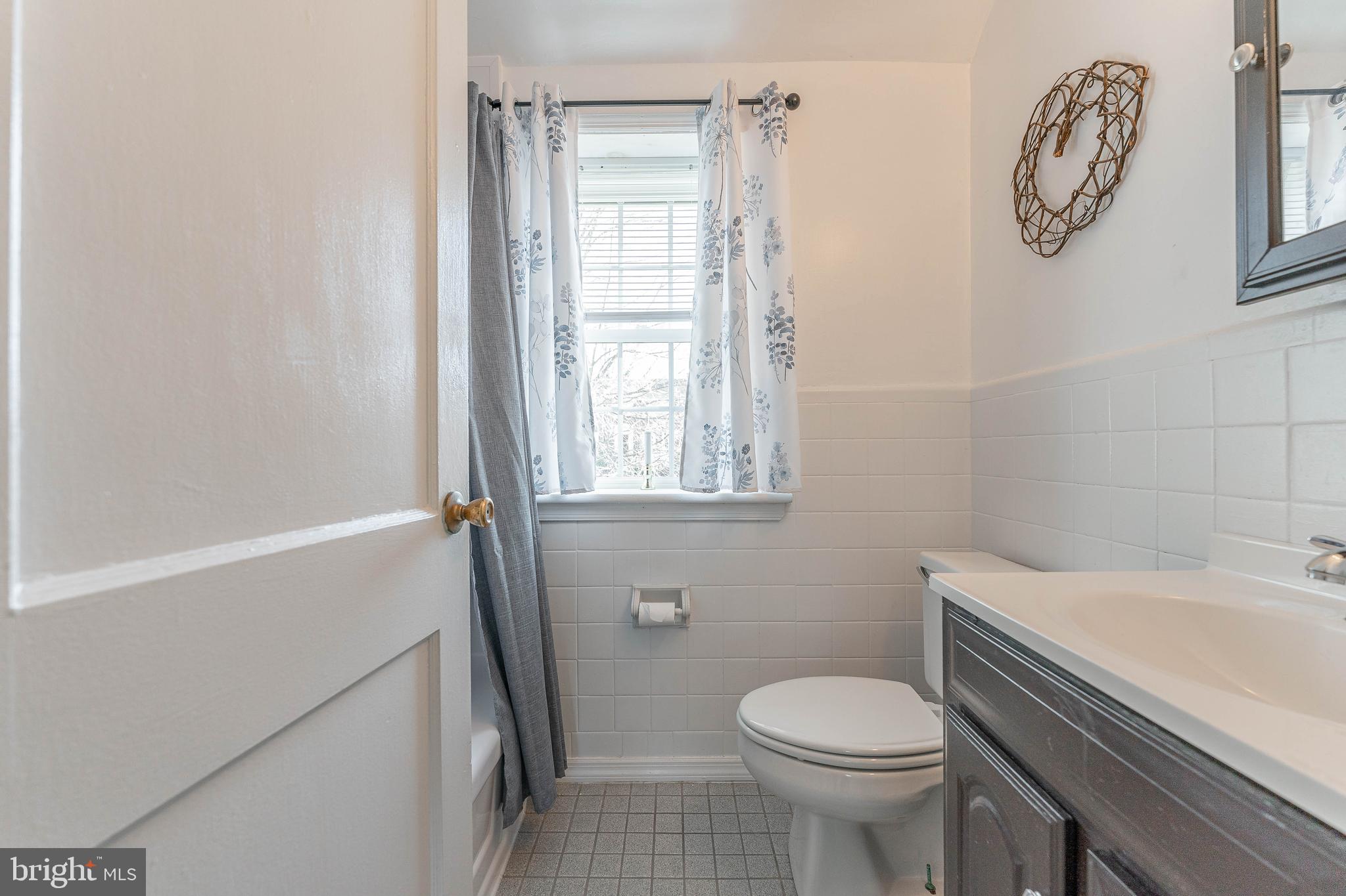 256 Gibbons Road Springfield, PA 19064 - Photo 27 of 53 Full Bath - upper level