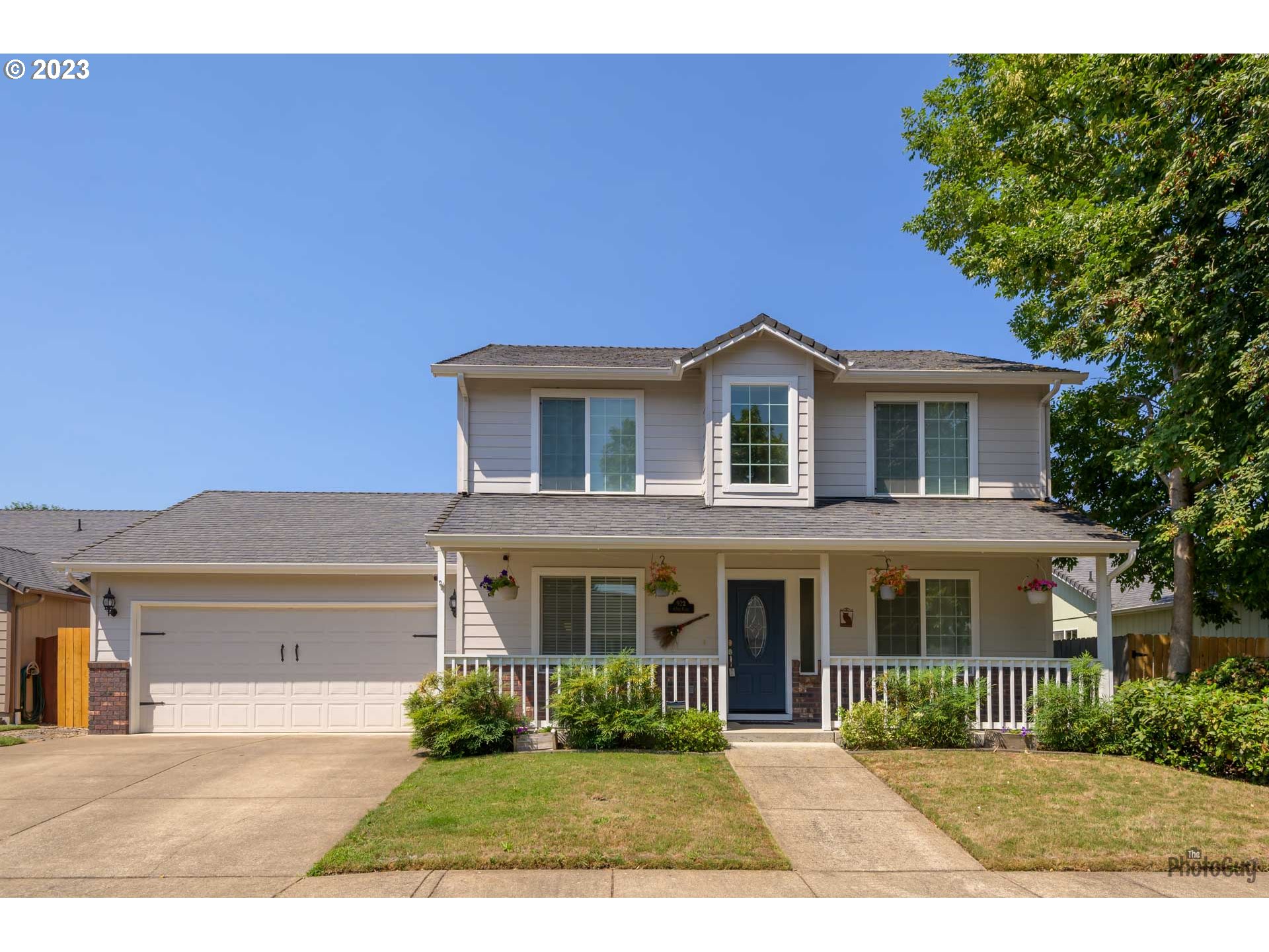 922 65th Place Springfield, OR 97478 - Photo 1 of 37 a front view of a house with a yard