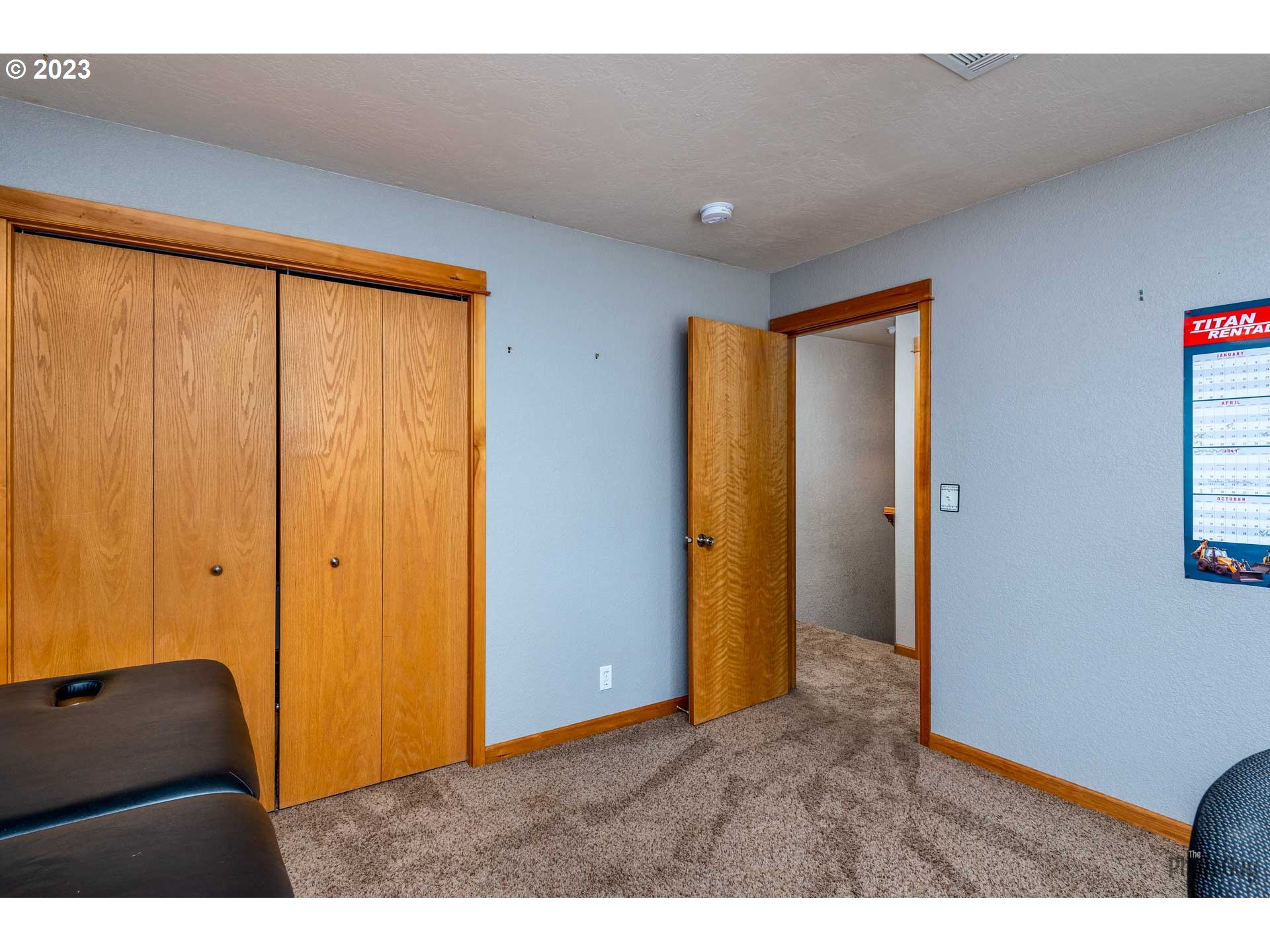 922 65th Place Springfield, OR 97478 - Photo 27 of 37 a room with a window