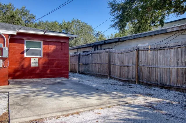 a view of a backyard