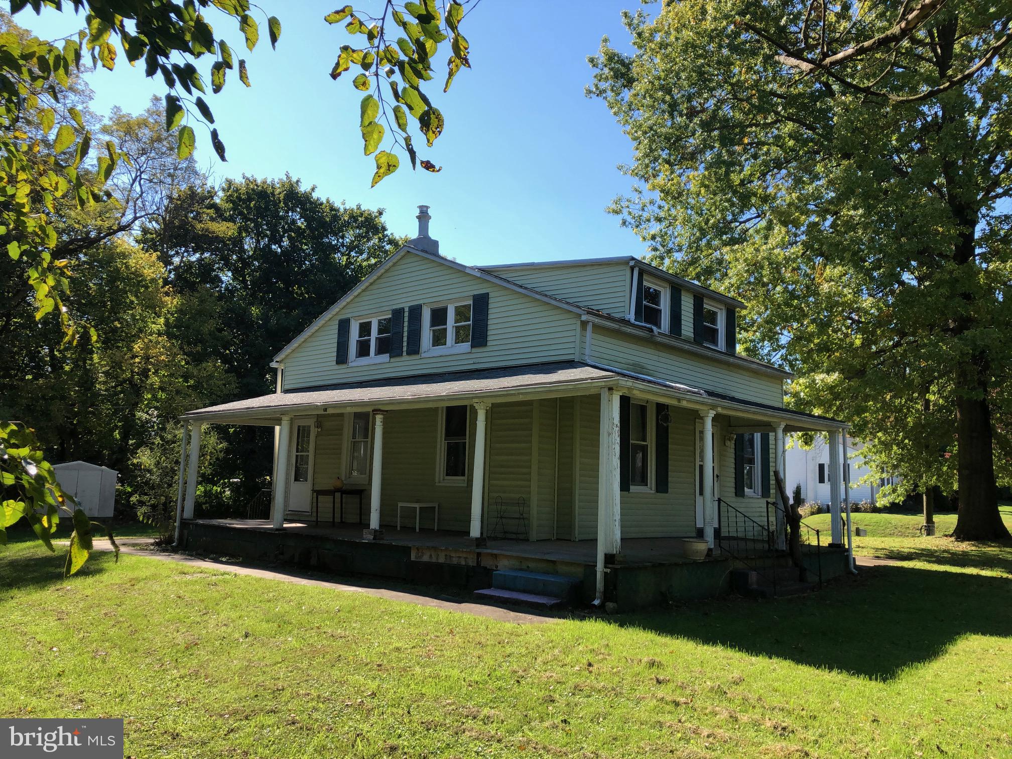 333 Jackson Street Reading, PA 19607 - Photo 2 of 22 Side and Front Porch