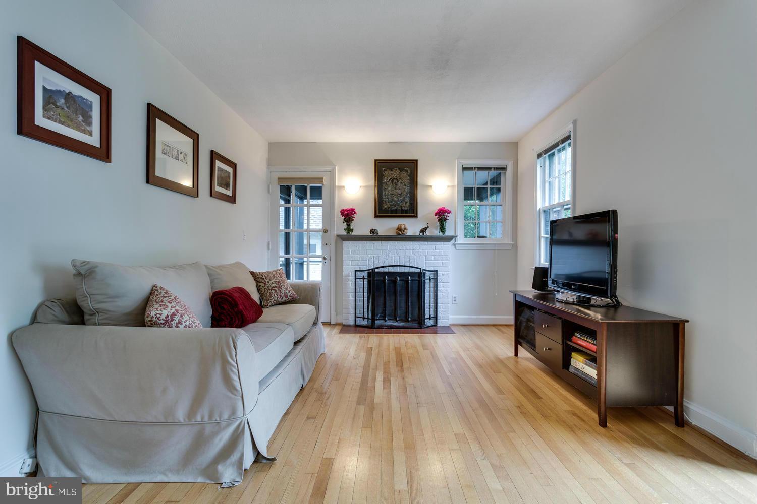 9310 Walden Road Silver Spring, MD 20901 - Photo 3 of 21 Living Room
