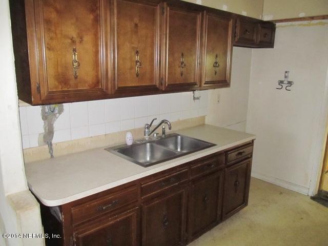 1744 Cortez Road Jacksonville, FL 32246 - Photo 5 of 10 Kitchen View 2