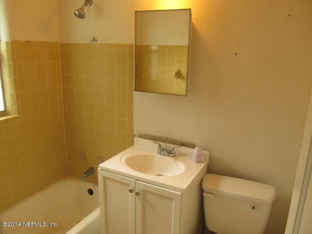 1744 Cortez Road Jacksonville, FL 32246 - Photo 9 of 10 Bathroom