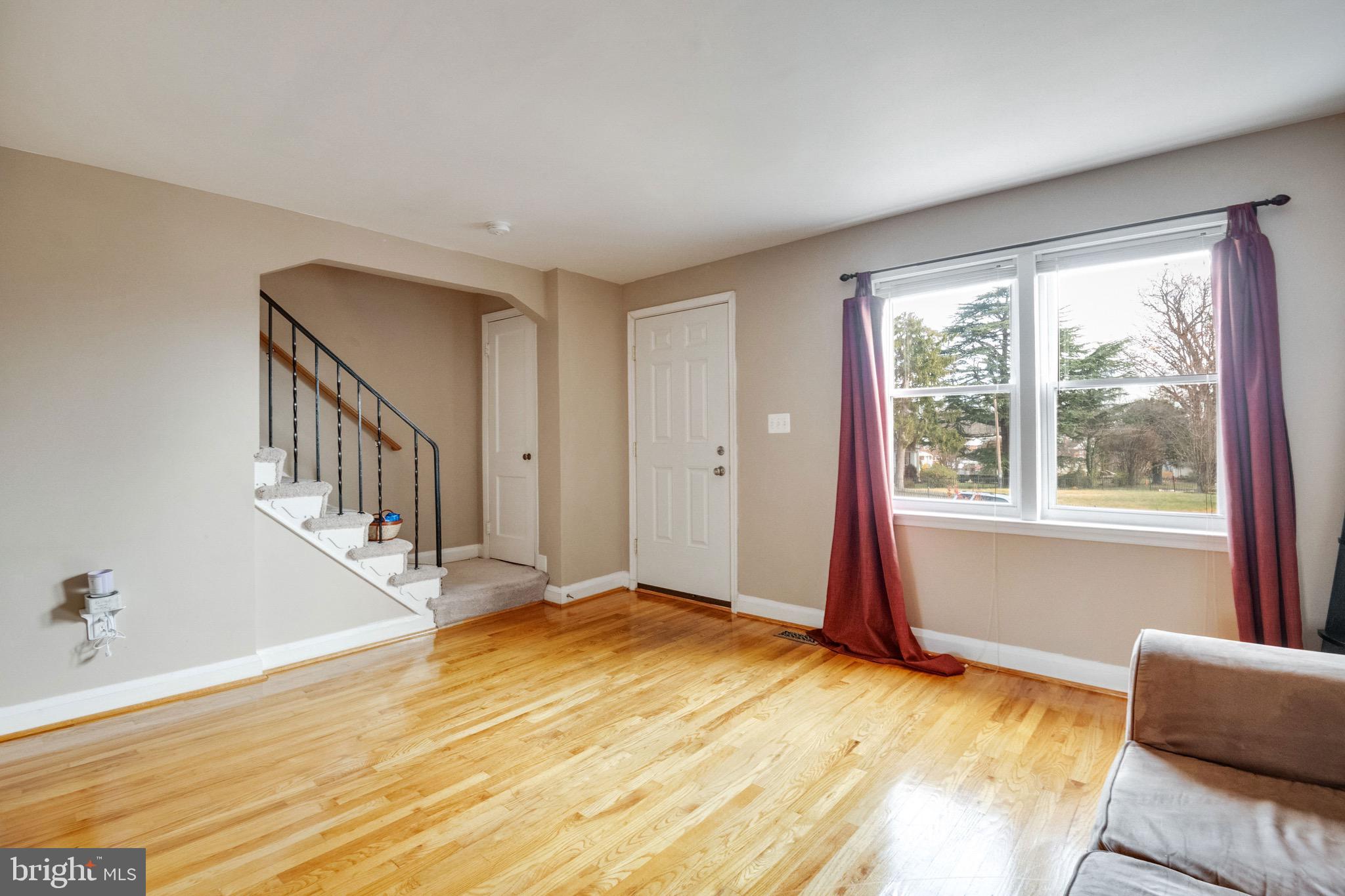 142 Cherrydell Road Catonsville, MD 21228 - Photo 7 of 31 Living Room Entry