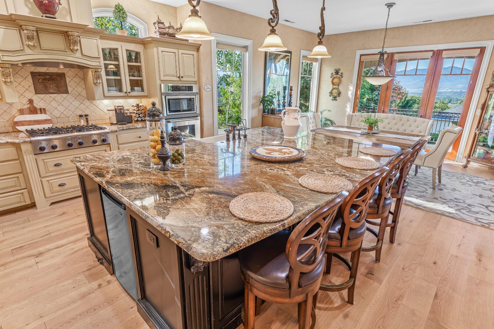 4270 Evening Ridge Terrace Medford, OR 97504 - Photo 21 of 89 9R9A9400