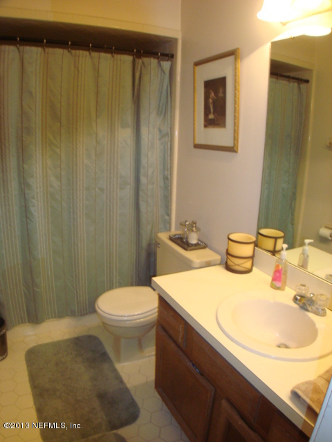 3361 Waverly Dock Road Jacksonville, FL 32223 - Photo 17 of 25 HALL BATHROOM