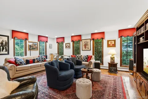$1,300,000 | 149 Princeton Street, Roslyn Heights, NY 11577
