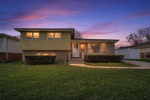 $359,999 | 10 Adams Drive, Addison, IL 60101