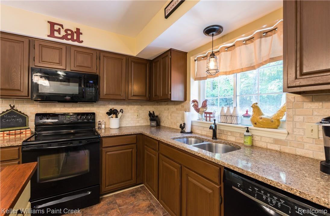 416 Ivy Wood Court Rochester, MI 48307 - Photo 12 of 32 426 Ivy-8.jpg
