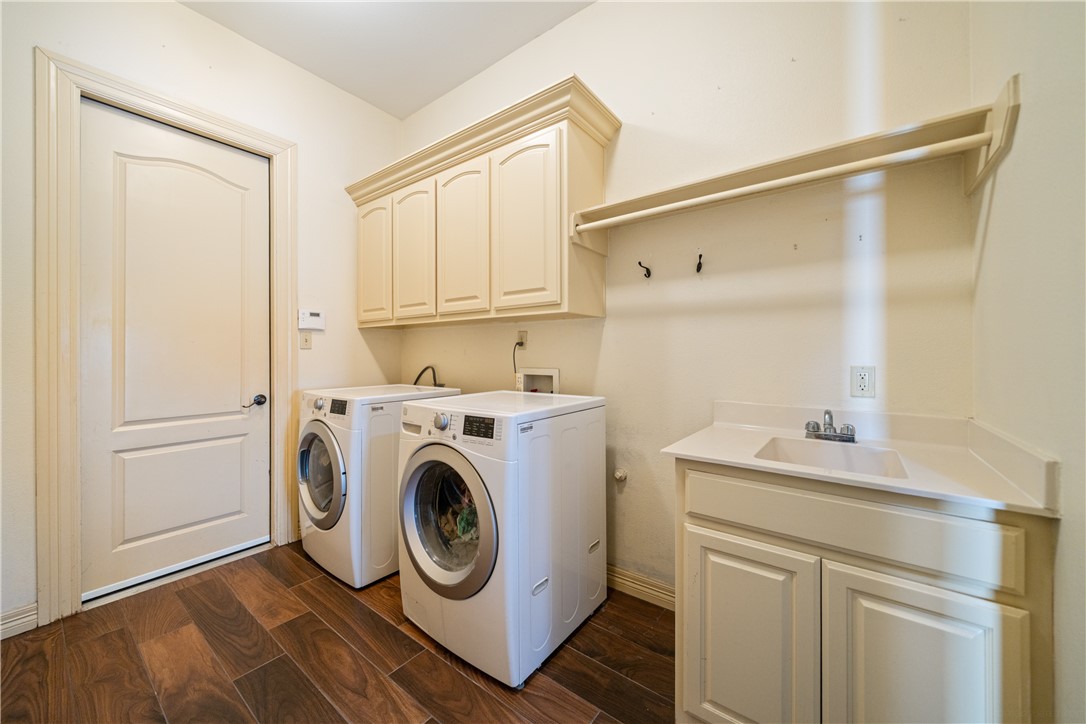 531 Pinehurst Portland, TX 78374 - Photo 17 of 36 a utility room with dryer and washer