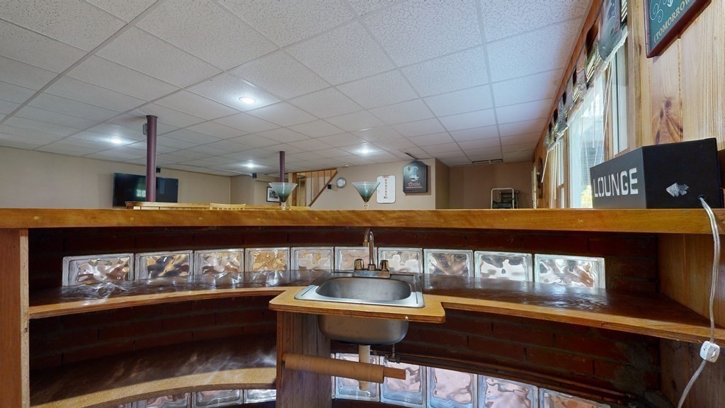 17 Mohave Road Worcester, MA 01606 - Photo 30 of 34 a kitchen with a table and chairs