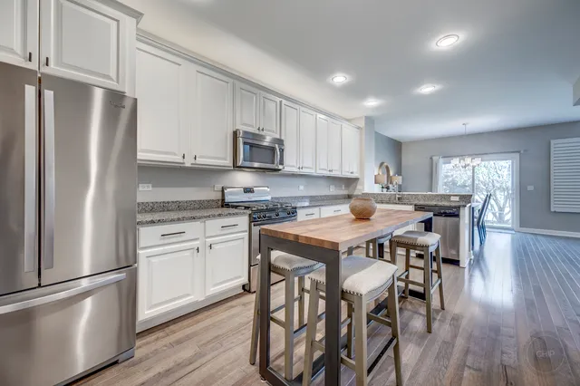 $2,900 | 201 Dorset Avenue, Unit 201, Oswego, IL 60543