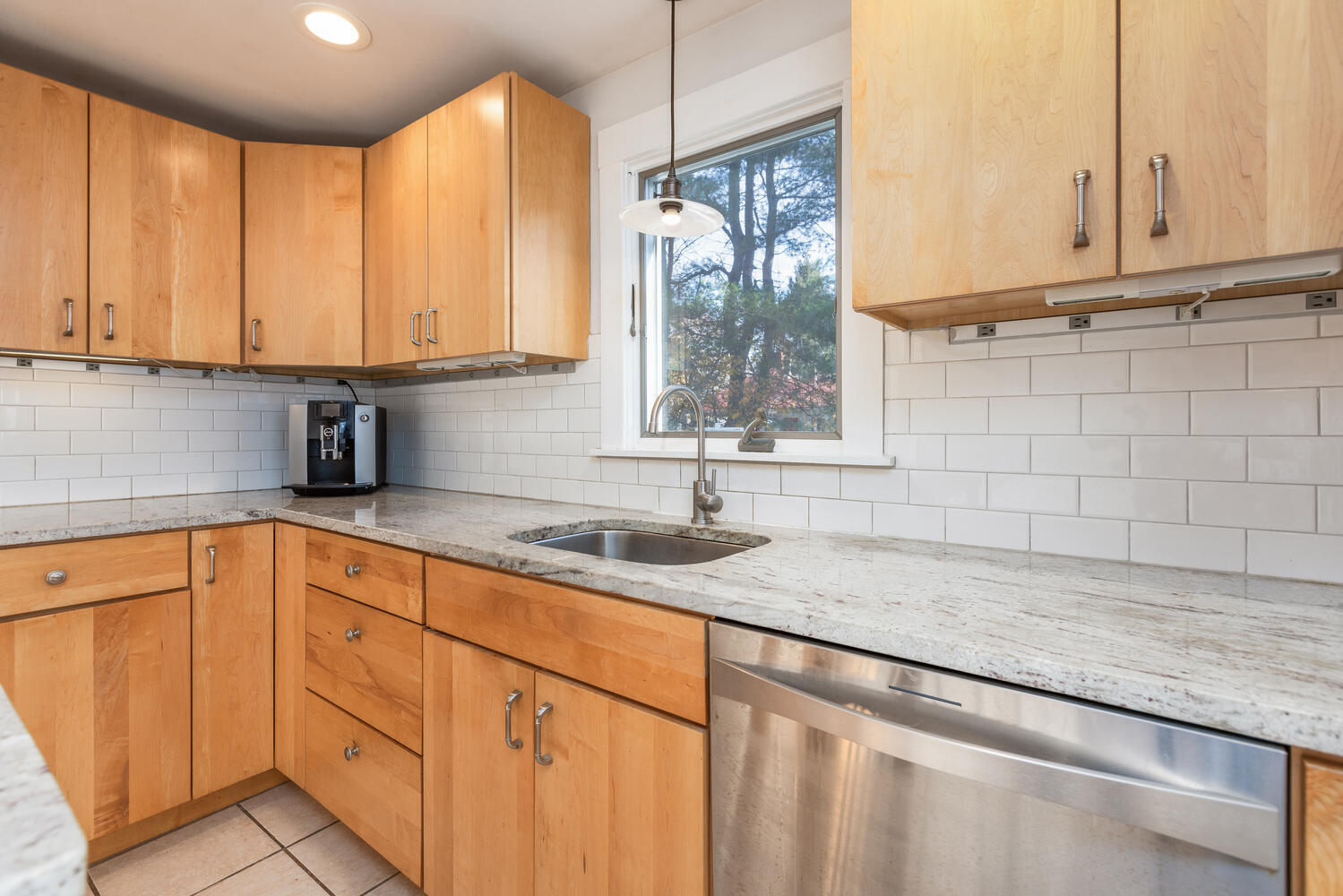 87 Devon Street Portland, ME 04102 - Photo 8 of 41 87 Devon St Portland ME 04102-large-008-