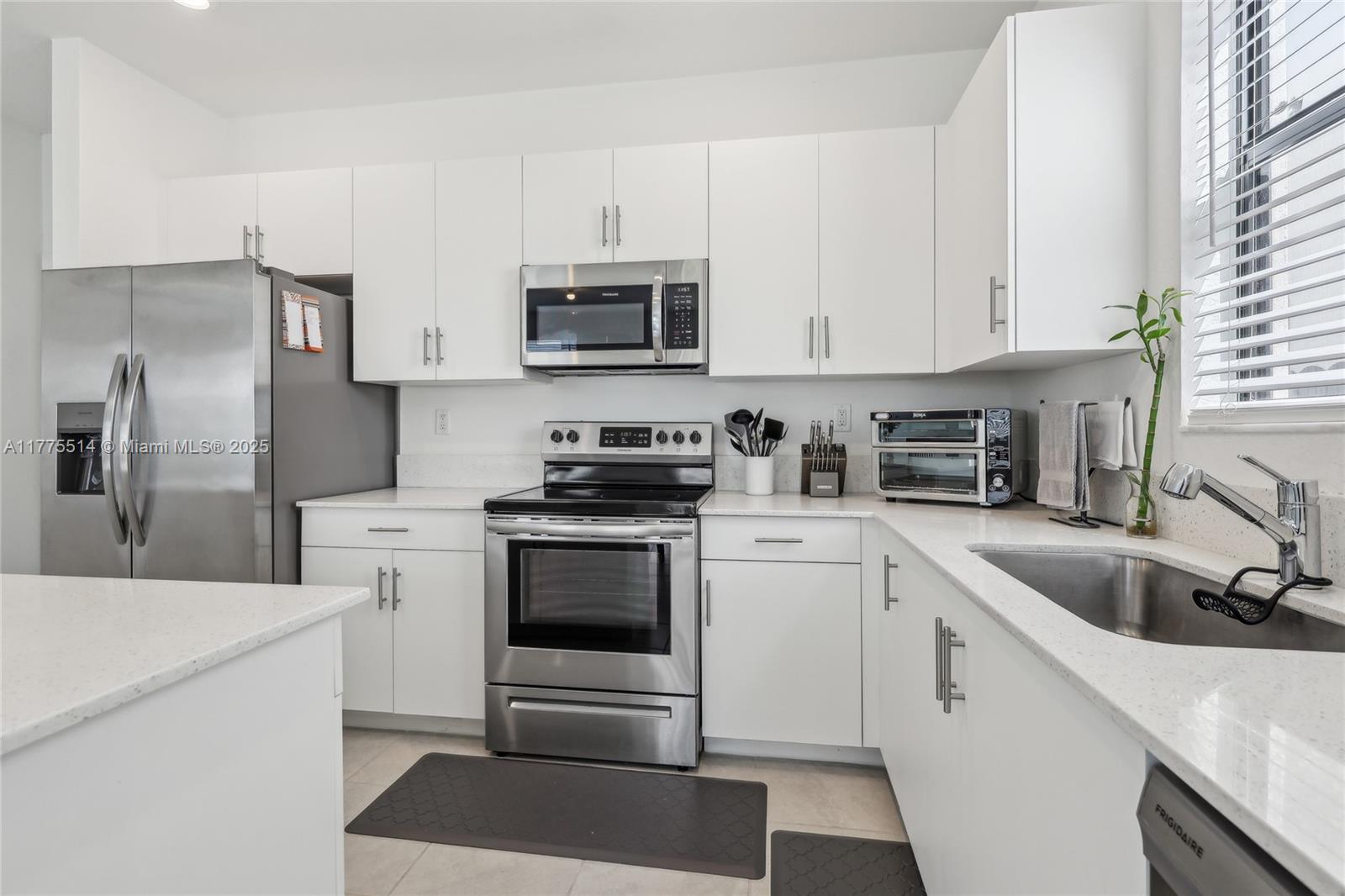12972 Southwest 229th Street Miami, FL 33170 - Photo 4 of 28
