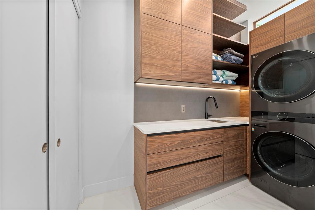 2631 Northeast 48th Court Lighthouse Point, FL 33064 - Photo 18 of 74 a utility room with dryer and washer
