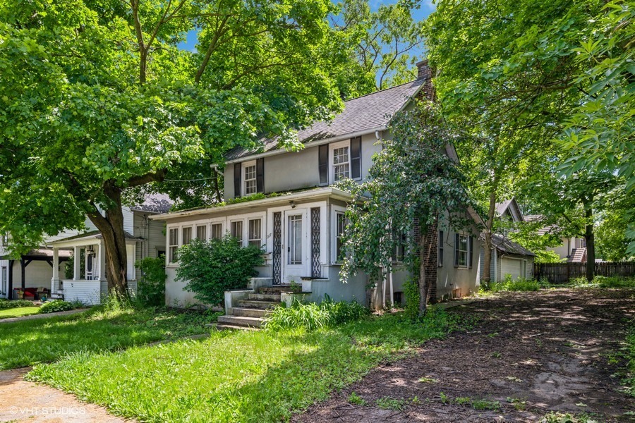 a view of a house with a yard and plants