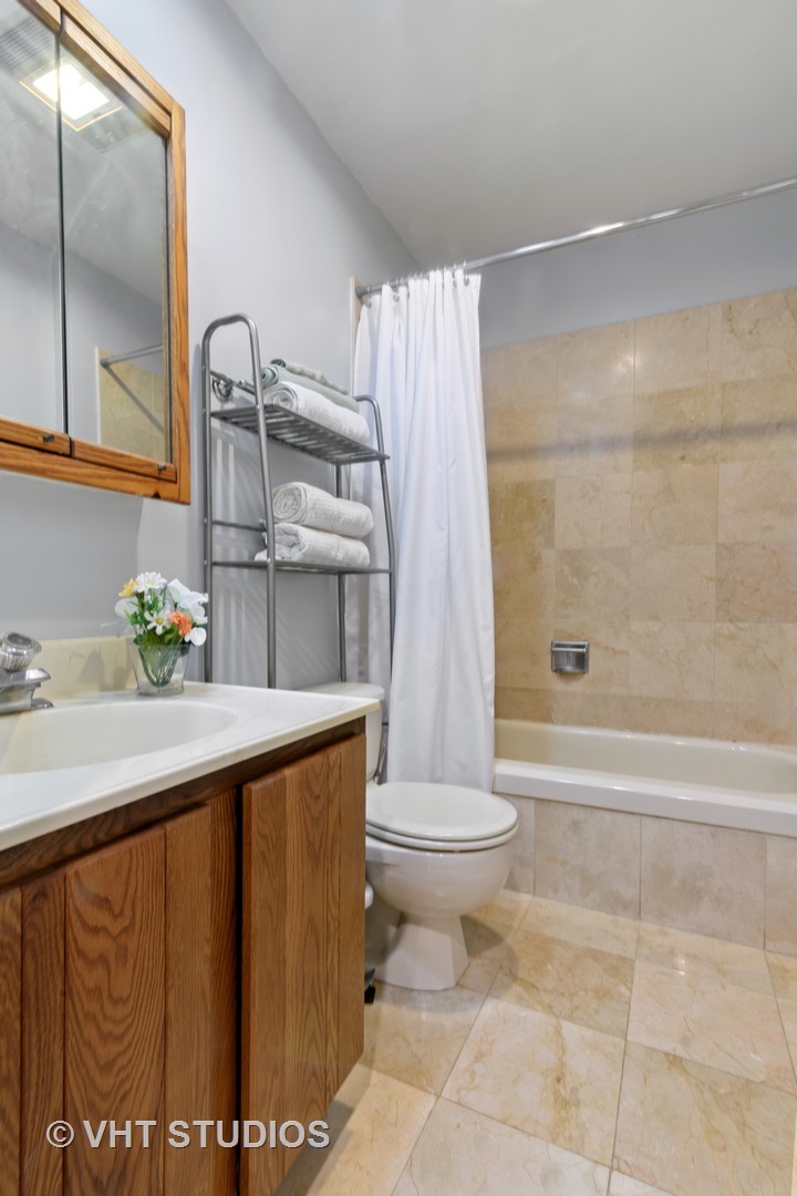 559 West Surf Street, Unit 306 Chicago, IL 60657 - Photo 10 of 16