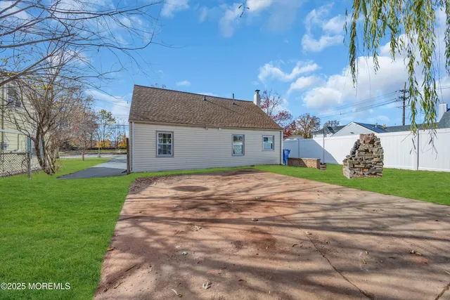 a view of a yard with a house