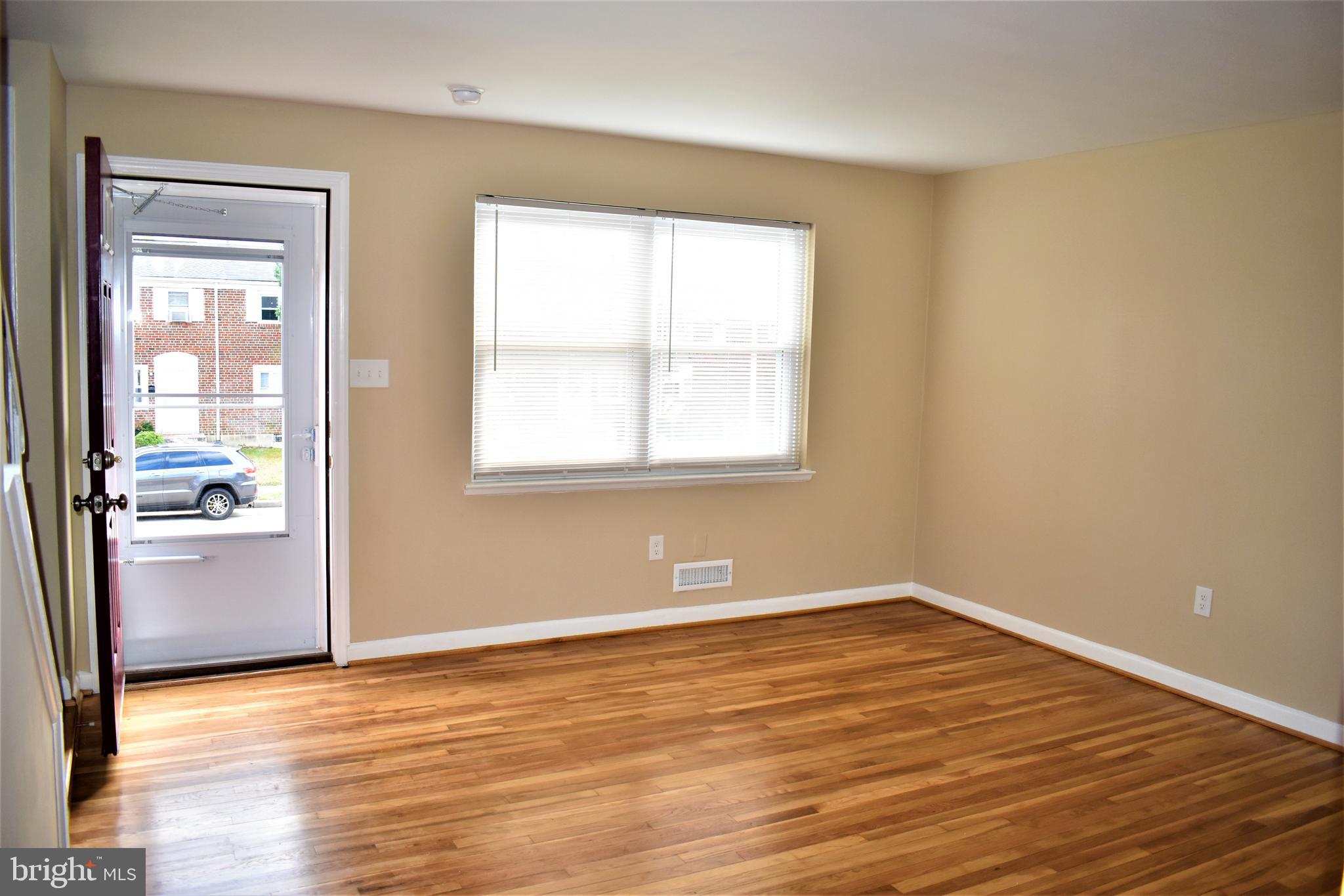 630 Charraway Road Baltimore, MD 21229 - Photo 4 of 27 Main Entrance/Living Room