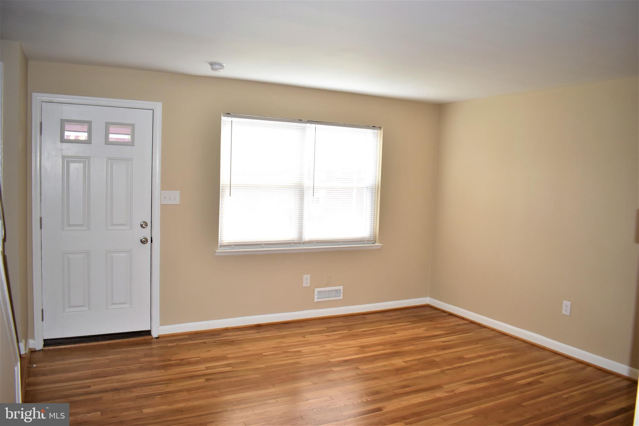 630 Charraway Road Baltimore, MD 21229 - Photo 5 of 27 Living Room