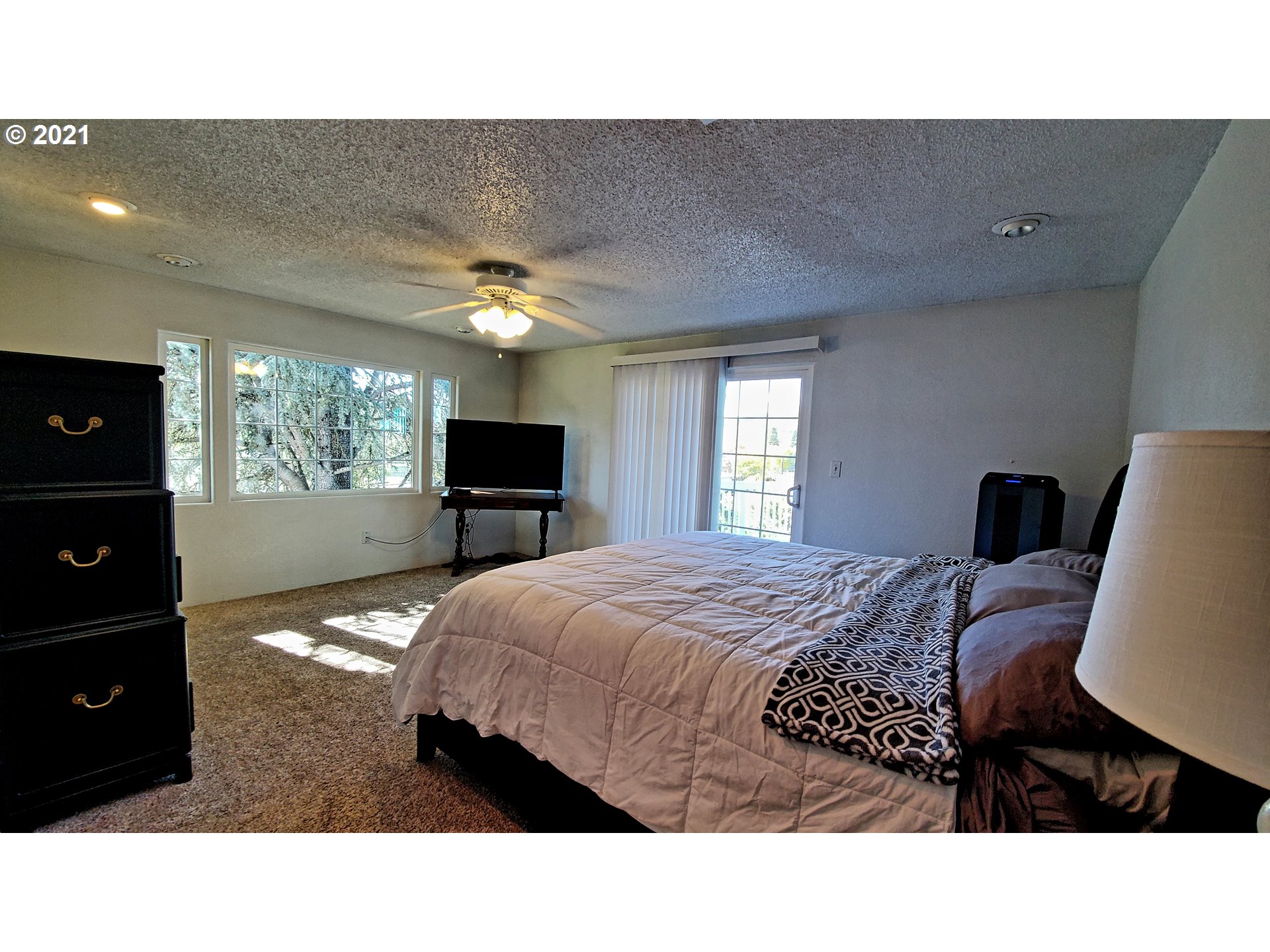 160 Oak Street Riddle, OR 97469 - Photo 14 of 32 a living room with a bed furniture and a flat tv screen