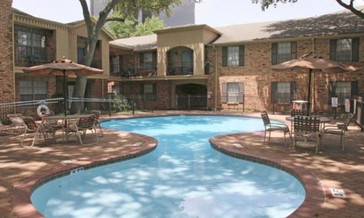 3400 Edloe Street, Unit 1706 Houston, TX 77027 - Photo 4 of 13 a view of a house with backyard