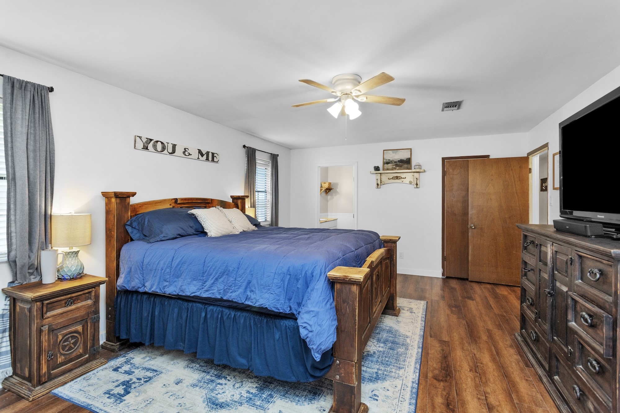 21251 Old River Road Washington, TX 77880 - Photo 9 of 20 a bedroom with a bed and wooden floor