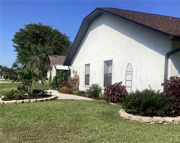 a view of a house with backyard and garden