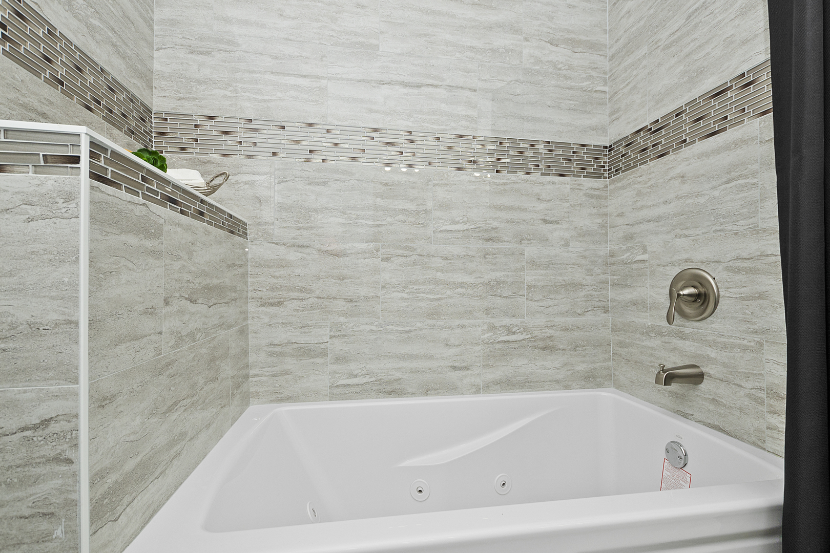 2907 Willow Road Homewood, IL 60430 - Photo 9 of 21 a bathroom with a bathtub