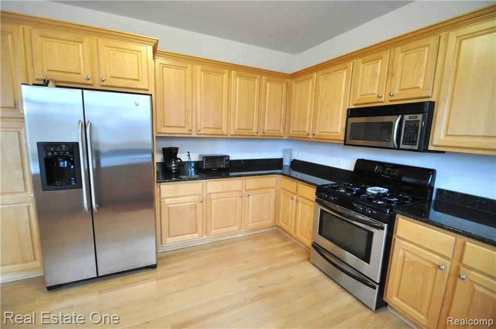 427 Mystic Valley Rochester Hills, MI 48307 - Photo 19 of 40
