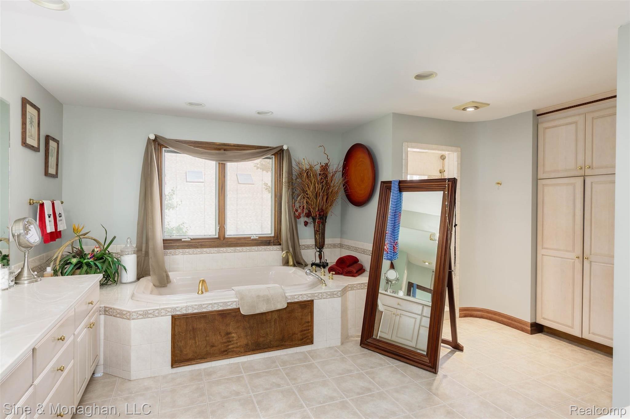 4784 Ketchum Road St. Clair, MI 48079 - Photo 17 of 83 17 MASTER BATH IS SPACIOUS 4784 Ketchum Rd.jpg