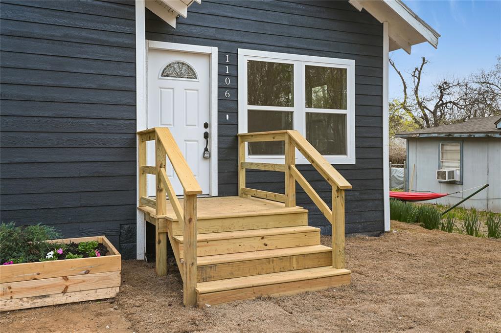1106 West Chestnut Street Denison, TX 75020 - Photo 2 of 38 View of property entrance