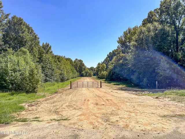 $499,000 | House-carlson House-Carlson Drive, Batesville, MS 38606